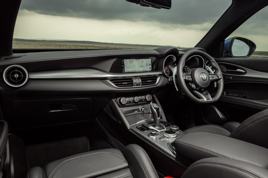 Торпедо Alfa Romeo Stelvio Veloce (949) 2020 года  (UK) (фото 25 из 40)